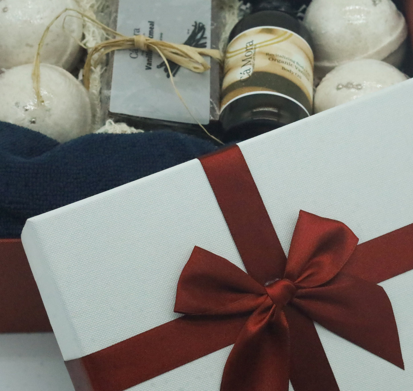 Ca'Mora vanilla body oil and vanilla caramel bath bomb bundle