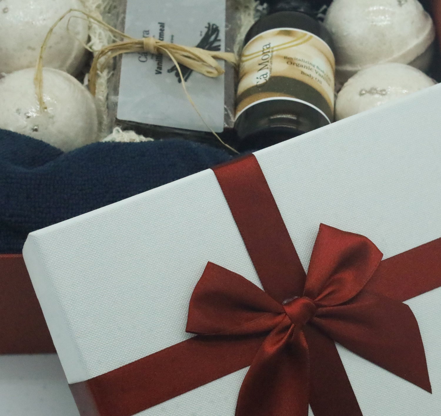 Ca'Mora vanilla body oil and vanilla caramel bath bomb bundle