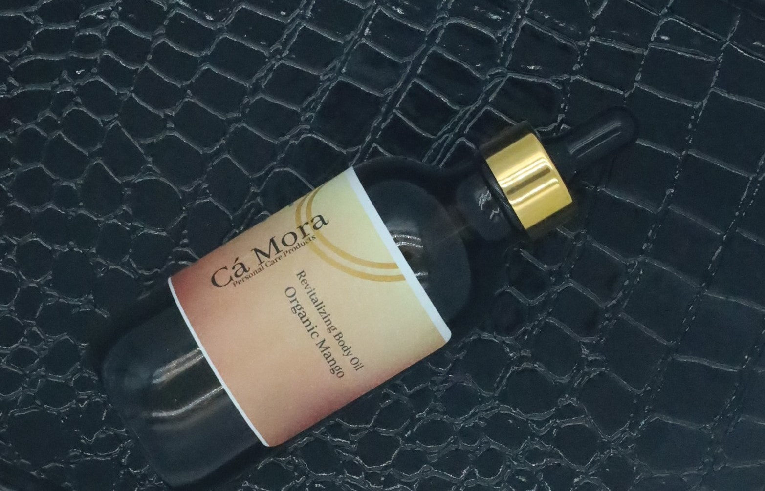Load video: Ca&#39;Mora Mango Body Oil made with organic ingredients to promote soft and healthy skin